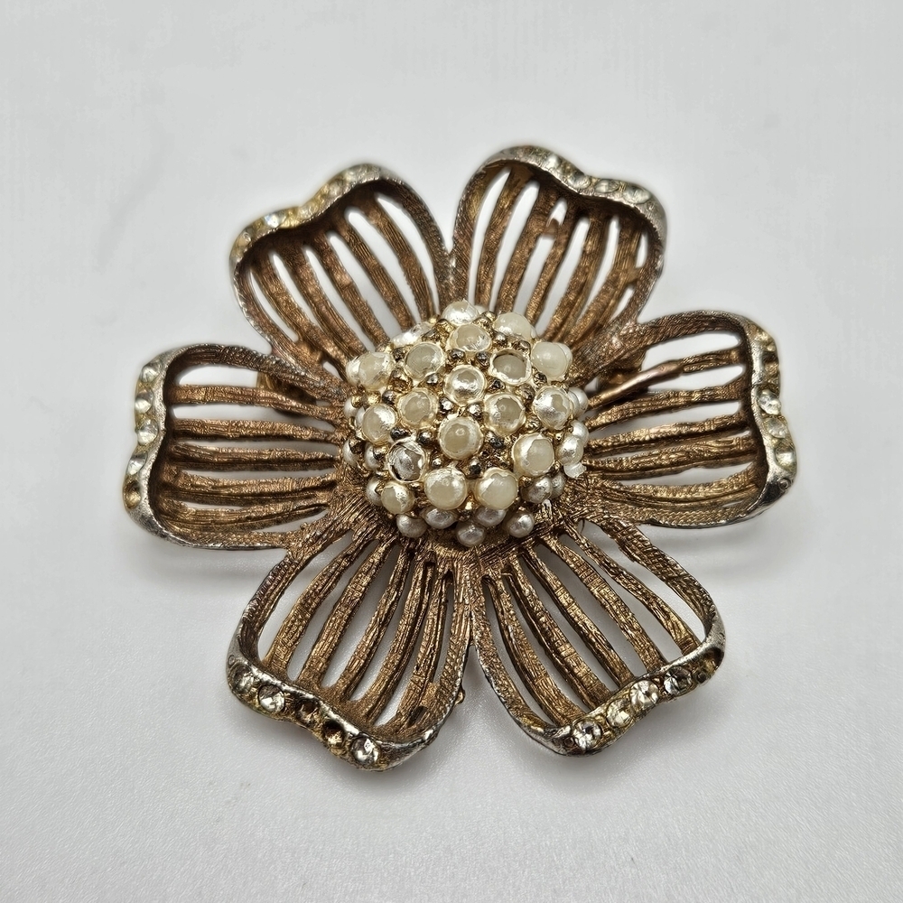 VINTAGE Gold Tone Faux Pearl Flower Brooch Pin